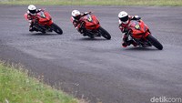 Ini momen saat anak-anak menggeber Honda CBR 150CC di Sirkuit Sentul, Bogor, Jawa Barat.