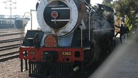 Rovos Rail Pride, kereta mewah ini memiliki kabin ber-AC dengan tempat tidur double plus kamar mandi dengan air panas, tarifnya US$ 2.075 sekali jalan.