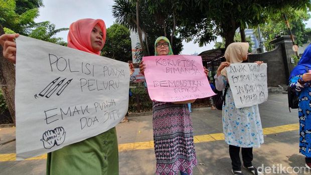 Emak-emak Demo di Polda Metro, Kutuk Kekerasan Saat Aksi Demo di DPR