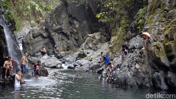 Sebenarnya nama asli destinasi ini adalah Kedung Sipingit. Tapi oleh anak-anak Milenial, namanya terkenal jadi Black Canyon, merujuk ke warna tebing di sekitar. (Robby/detikcom) Sebenarnya nama asli destinasi ini adalah Kedung Sipingit. Tapi oleh anak-anak Milenial, namanya terkenal jadi Black Canyon, merujuk ke warna tebing di sekitar. (Robby/detikcom)