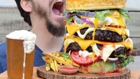 Burger yang besar ini ternyata adalah kue, mulai dari keju, sayuran hingga rotinya, semua terbuat dari adonan kue yang lezat. Keju yang meleleh itu juga terbuat dari krim. Foto: Istimewa