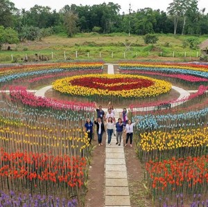 Indah Banget, Bunga di Taman Ini Ternyata Dibuat dari 3.000 Sampah Plastik Indah Banget, Bunga di Taman Ini Ternyata Dibuat dari 3.000 Sampah Plastik