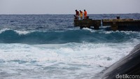 Walaupun begitu, beberapa nelayan setempat masih bisa memancing ikan di ujung dermaga.