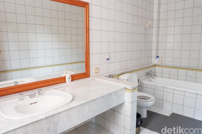 Sementara lantai atas terdapat empat kamar yang masing-masing dilengkapi kamar mandi. Foto: Gresnia Arela