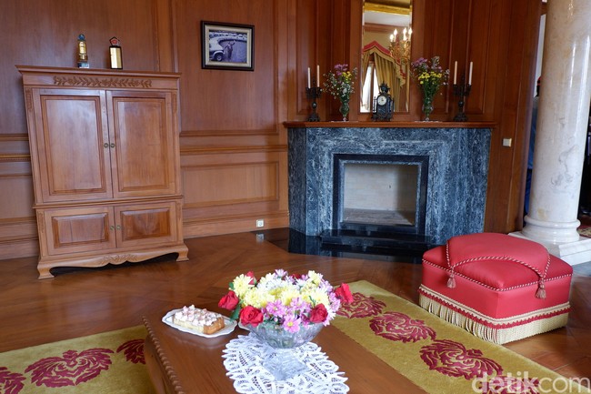 Villa ini terbagi menjadi dua lantai. Di area bawah, terdapat dua jenis ruang keluarga, ruang makan, ruang TV hingga perpustakaan. Foto: Gresnia Arela