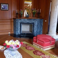 Villa ini terbagi menjadi dua lantai. Di area bawah, terdapat dua jenis ruang keluarga, ruang makan, ruang TV hingga perpustakaan. Foto: Gresnia Arela