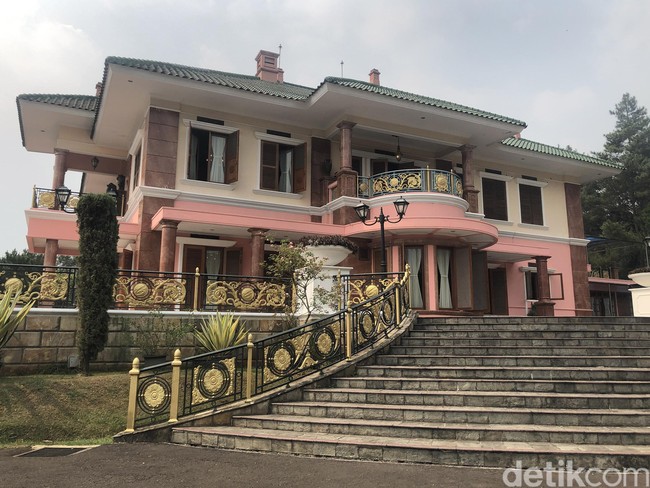 Pembangunan villa ini berawal dari munculnya ide ketika keluarga Gunaevy Djajasasmita berkunjung ke Eropa. Mereka terpesona dengan keindahan berbagai bangunan tua, kastil maupun istana, dan sejarah Prancis yang memesona. Foto: Gresnia Arela