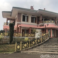 Pembangunan villa ini berawal dari munculnya ide ketika keluarga Gunaevy Djajasasmita berkunjung ke Eropa. Mereka terpesona dengan keindahan berbagai bangunan tua, kastil maupun istana, dan sejarah Prancis yang memesona. Foto: Gresnia Arela