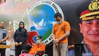 Putri Sri Bintang ditangkap di rumahnya daerah Cibubur. Ada sejumlah barang bukti narkoba saat penangkapan.Kita amankan HHY alias L, ujar Kasubdit III Ditresnarkoba Polda Metro Jaya AKBP Iqbal,