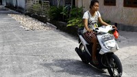 Menurut Camat Khusus Miangas, Sepno Lantaa, seretnya pasokan BBM dan LPG yang masuk ke Miangas memang menjadi permasalahan yang menahun. Salah satu penyebabnya, ungkapnya, adalah regulasi yang tidak memperbolehkan sejumlah kapal perintis mengangkut BBM dan gas LPG di dalam kapal menuju Miangas.