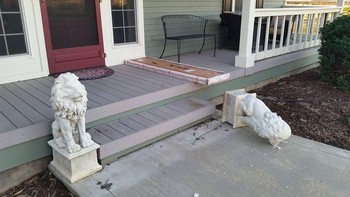 Patung hiasan jadi rusak. Foto: Bored Panda