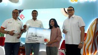 Direktur Bisnis Konsumer BNI Anggoro Eko Cahyo (kedua kiri), Direktur Niaga Citilink Indonesia Benny Rustanto (kanan), Vice President Mastercard Indonesia Tommy Singgih (kiri), dan nasabah BNI berfoto bersama dalam peluncuran Kartu Co-Brand Debit BNI Citilink.