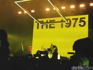 Seperti Kurt Cobain, Matty Healy The 1975 Naik Panggung dengan Baju RS