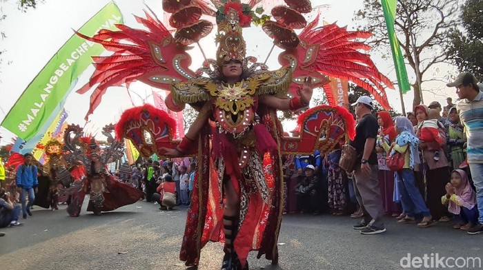 Serunya Nonton Langsung Kirab Budaya Kabupaten Malang