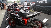 Modifikasi yang dipamerkan ini sanggup membuat para pengunjung betah berlama-lama mengamati setiap sudut motor.