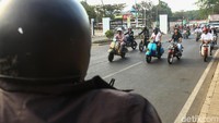 Sebagian dari mereka berpakaian kemeja lengkap dengan dasinya.