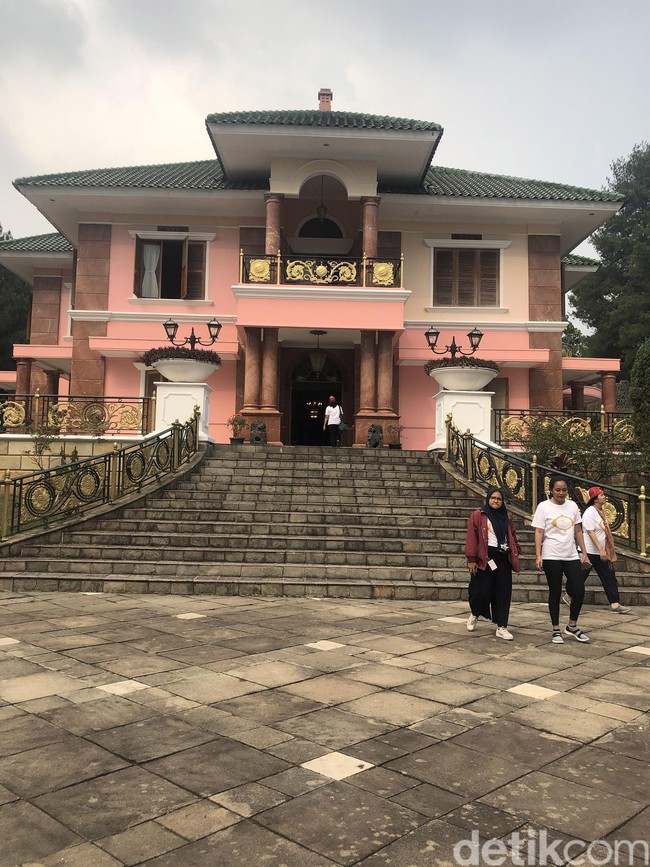 Bangunan mewah bergaya klasik ini berlokasi di Kampung Sirnagalih, Mega Mendung, Bogor. Villa ini milik keluarga pemegang saham PT Krama Yudha Tiga Berlian, agen yang pernah memegang merek resmi Mitsubishi di Indonesia. Foto: Gresnia Arela