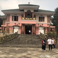 Bangunan mewah bergaya klasik ini berlokasi di Kampung Sirnagalih, Mega Mendung, Bogor. Villa ini milik keluarga pemegang saham PT Krama Yudha Tiga Berlian, agen yang pernah memegang merek resmi Mitsubishi di Indonesia. Foto: Gresnia Arela