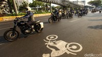Motor custom hingga vespa ikut memeriahkan riding tersebut.