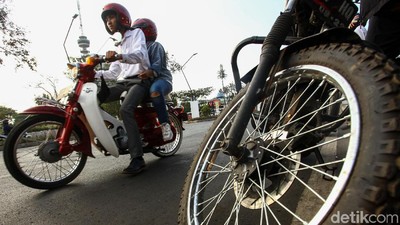 Saat Motor-motor Jadul nan Ganteng Geruduk GBK