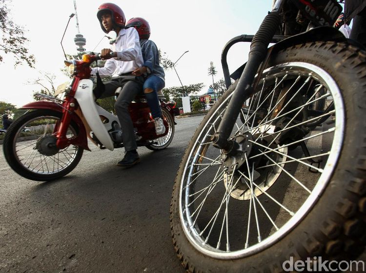 Saat Motor-motor Jadul nan Ganteng Geruduk GBK
