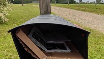 Vinyl record yang baru dibeli langsung tidak dapat dipakai. Foto: Bored Panda