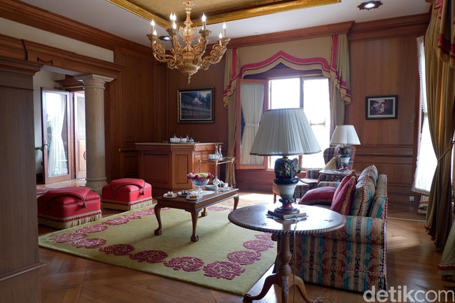 Dari situlah muncul ide untuk membangun villa bernuansa Eropa di daerah Puncak. Bangunan pun dibuat seperti replika istana Versailles dan menjadi tempat istimewa bagi keluarga untuk berkumpul sambil menikmati alam yang asri. Foto: Gresnia Arela