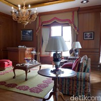 Dari situlah muncul ide untuk membangun villa bernuansa Eropa di daerah Puncak. Bangunan pun dibuat seperti replika istana Versailles dan menjadi tempat istimewa bagi keluarga untuk berkumpul sambil menikmati alam yang asri. Foto: Gresnia Arela