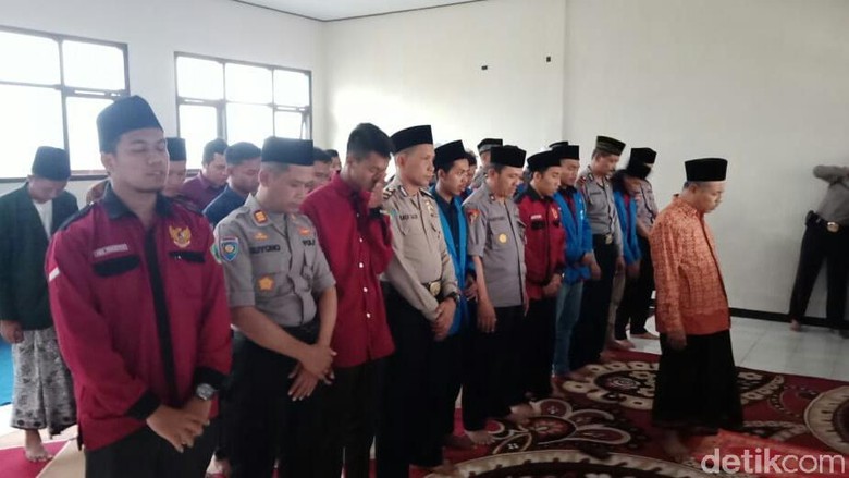 Polisi Tulungagung dan Trenggalek Doa Bersama untuk Randi dan Yusuf Polisi Tulungagung dan Trenggalek Doa Bersama untuk Randi dan Yusuf
