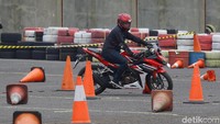 Pada tantangan slalom, nanti terdiri dari 3 rintangan besar. Ada straight, little and big slalom, serta ada juga U-turn challenge.