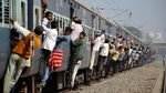 Ngeri! Naik Kereta di India Sampai Begini