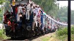 Ngeri! Naik Kereta di India Sampai Begini