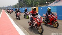 Mereka bersama-sama melakukan parade memutari Sirkuit Internasional Sentul.