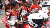 12 pebalap belia umur 9-14 tahun ini mengikuti race pada kelas Honda Race School. 