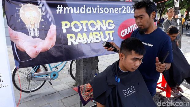 Tim Pendukung Gelar Acara Cukur Mirip Gibran di Area CFD Solo