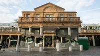 Gedung ini berlokasi di kota London, Inggris, dan memiliki panjang sekitar 40 kaki.
