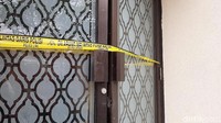 Garis polisi membentang di pintu samping rumahnya. (Foto: desi puspasari)