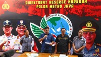 Dalam konferensi pers di Polda Metro Jaya, Minggu (29/9/2019), Kasubdit III Ditresnarkoba Polda Metro Jaya AKBP Iqbal mengatakan awalnya seorang yang ditangkap, yaitu berinisial FA dengan barang bukti 0,49 gram. Selain itu, FA diduga sudah menggunakan sekitar 1 gram sabu.
