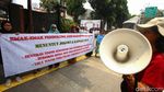 Kutuk Aksi Kekerasan Demo DPR, Emak-emak Orasi di Polda Metro
