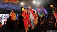 Bupati Karawang Cellica Nurrachadiana ikut menari saat Festival Goyang Karawang Internasional (Foto: Luthfiana Awaludin/detikcom)
