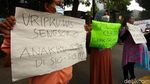 Kutuk Aksi Kekerasan Demo DPR, Emak-emak Orasi di Polda Metro