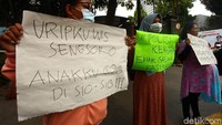 Dalam aksinya, emek-emak ini turut membawa sejumlah atribut seperti poster.