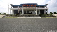 Bandara Miangas, yang diresmikan pada 2016, juga belum banyak membawa perubahan. Selain tiket pesawat yang mahal, hanya ada satu pesawat yang datang dan pergi tiap Minggu siang.