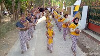 Rombongan kirab yang terdiri dari prajurit, dalang, pembawa dupa, kidung rinonce, lurah, hapsara hapsari, warga setempat hingga pembawa gunungan hasil bumi berjalan membelah desa. (Foto: Rinto Heksantoro/detikcom)