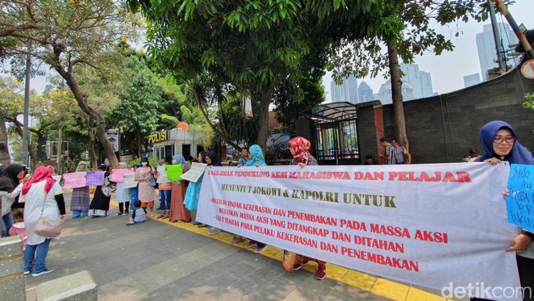 Emak-emak Demo di Polda Metro, Kutuk Kekerasan Saat Aksi Demo di DPR