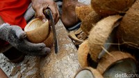 Dapat dibayangkan, dengan proses pengolahan kopra mulai dari membuka kelapa, mecungkil, mengeringkan, mereka hanya mendapatkan margin sekitar kurang lebih Rp 200.