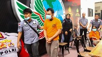 Dari pengembangan itu polisi menangkap L di rumahnya yang berjarak beberapa rumah saja dari lokasi FA. L disebut polisi mengaku menjual sabu itu pada FA.