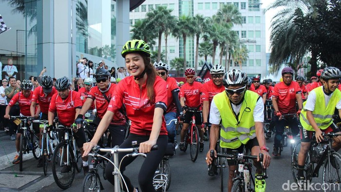 Mikha Tambayong gowes sepeda di Jakarta Heart Bike. (Foto: Nabila Ulfa Jayanti/detikHealth) Mikha Tambayong gowes sepeda di Jakarta Heart Bike. (Foto: Nabila Ulfa Jayanti/detikHealth)