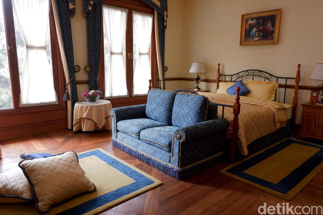 Keluar dari villa, pengunjung akan disambut dengan pemandangan hamparan pohon-pohon damar. Selain itu dapat menikmati juga indahnya lahan yang diapit Gunung Salak dan Gunung Gede. Foto: Gresnia Arela