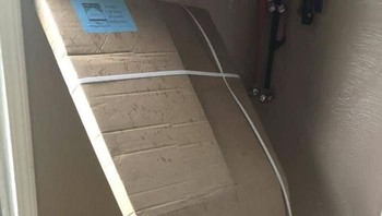 Pintu rumah baru tapi rusak. Foto: Bored Panda